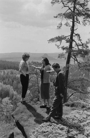 Renate Rössing (links) und das Ehepaar Bartsch auf einem Felsen in der Sächsischen Schweiz