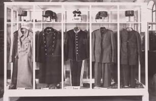 Vitrine mit norwegischen Uniformen. Kriegsbeute 1940