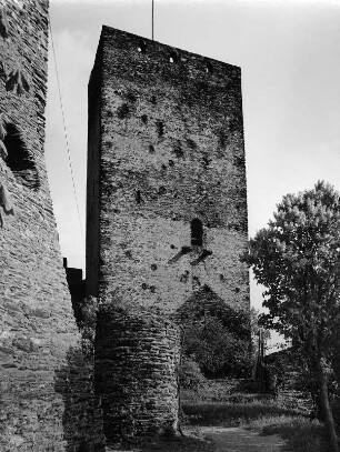 Oberwesel. Schönburg (Ersterwähnung 1149, Ausbau 1301/1400, Zerstörung 1689, Wiederaufbau 1801/1900 und 1901/2000). Bergfried