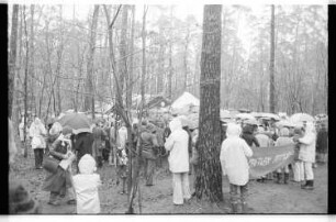 Kleinbildnegativ: Kundgebung, Spandauer Forst, 1977
