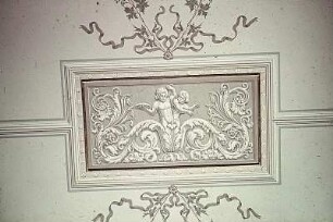 Stuckrelief mit Putten und Akanthusranken