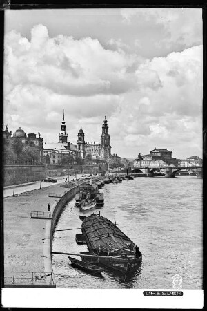 Dresden, Terrassenufer mit Dampferanlegestelle, Blick zur Katholischen Hofkirche und Augustusbrücke