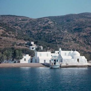 Sifnos. Ort mit Kirche an der Küste. K1