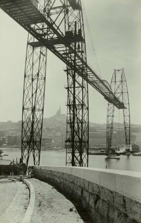 Frankreich, Marseille, Schwebefähre über der Einfahrt zum Alten Hafen. Im Hintergrund Notre Dame de la Garde