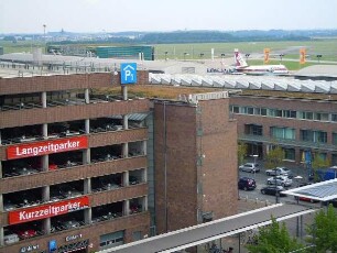 Flughafen Bremen - Parkhaus : Parkhäuser. Aufgenommen am 3. August 2011 am Flughafen Bremen