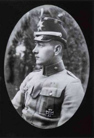 Portraitaufnahmen Ernst Haußers in Uniform