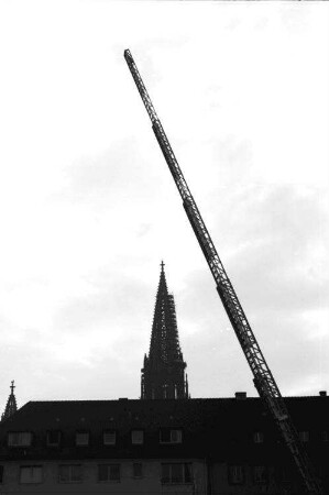 Freiburg: Karlsplatz; ausgefahrene Feuerwehrleiter und Münsterturm