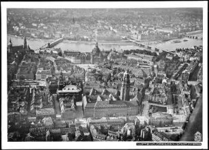 Dresden, Altstadt mit Blick auf Neues Rathaus, Kreuzkirche und Frauenkirche, Luftbild