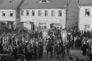 Osterreiter in Wittichenau. Osterritt in der Stadt. : Křižerjo w Kulowje. Procesion přez město.