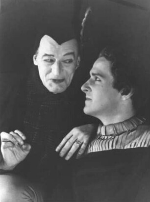 Hamburg. Die Schauspieler Wolf von Beneckendorff (1891-1960) und Harry Meyen (1924-1979), aufgenommen während einer Aufführung des "Urfaust" 1946 im Thalia-Theater