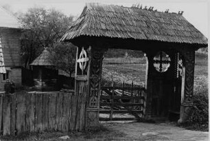 Geschnitztes Hoftor