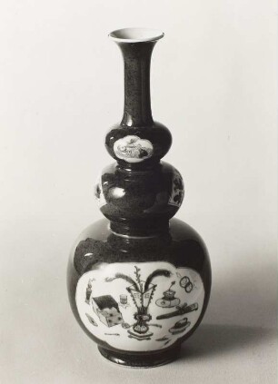 Dreifache Kürbisvase mit puderblauem Fond