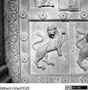 Bronzetür des Westportals, Bronzetür unten: Löwen und Greifen