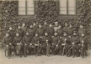 Kriegsschule Hannover, Lehrer (zweiundzwanzig Personen) vor Gebäude in zwei Reihen stehend und in einer Reihe sitzend