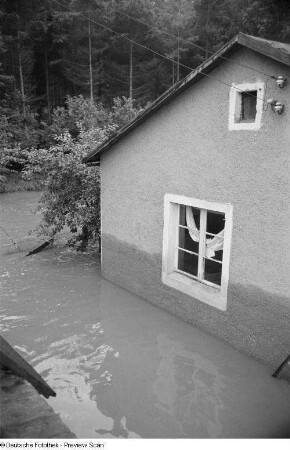 Blick auf ein überschwemmtes Haus