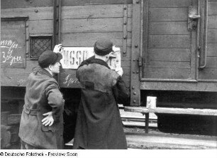 Deutschland (Berlin?). Zwei Eisenbahner beim Beschriften eines Güterzugwaggons, der in der sowjetischen Besatzungszone eingesetzt ist