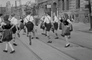 Aufnahmen einer Festveranstaltung im Freien, anlässlich der Volkskunsttage in Berlin