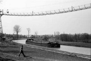 Retzwiller: Rhein-Rhone Kanal mit Kahn und Hochspannungsleitung [Förderseilbahn]