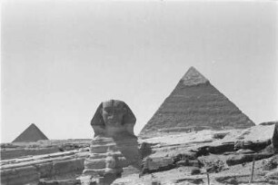 Große Sphinx von Gizeh und Chepren-Pyramide : Die große Sphinx von Gizeh. Im Hintergrund rechts die Chephren-Pyramide, links die Pyramide des Mykerinos.