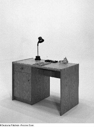 Schreibtisch (Modell W 11)