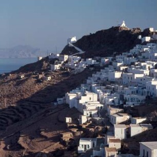 Sérifos. Chora mit venezianischer Festungsruine. Abendlicht. Blick auf Sifnos. Chora 200m, 810E, 70km²
