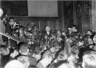 Pressekonferenz nach der Entlassung von Albert Speer aus dem Gefängnis Spandau
