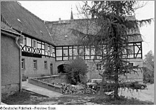Klipphausen-Scharfenberg, Pfarrweg (ehem. Naustadt 21). Pfarrhof (Südbau 17. Jh., Ostbau 18. Jh.)