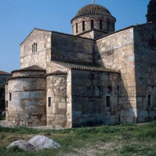 Orchomenós-Skripu. Kirche der Theotóken, 873 m, Blick auf Apsiden mit Spolien und Inschrift