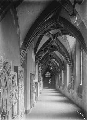 Leipzig, Paulinerkirche. Kreuzgang (13. Jahrhundert) : Leipzig, Paulinerkirche (1240 geweiht, nach 1485 erweitert, Chor 1519-1521, Umbau 1710-1712, 1897-1899; A. Roßbach). Kreuzgang (13. Jahrhundert) mit Grabsteinen