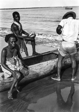 Fischer an einem Strand : Fischer an einem Strand bei Bata, die sich unmittelbar vor der Fahrt zum Fischfang befinden.
