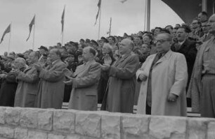 Internationales Leichtathletik-Sportfest im Walter-Ulbricht-Stadion : Blick auf die Tribüne mit den Politikern Wilhelm Pieck, Otto Grotewohl, Friedrich Ebert, Walter Ulbricht, Wladimir Semjonow, Hermann Kastner und Luitpold Steidle (1. Reihe, von links nach rechts)