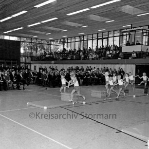 Stormarnhalle: Einweihung: Turnvorführungen, im Hintergrund Gäste