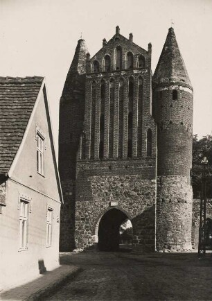 Friedland. Mecklenburg. Ansicht des im frühen 14. Jh. errichteten gotischen Anklamer Tores (früher Steintor). Hier die Innenseite