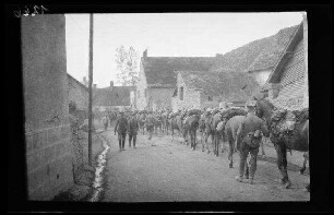 Crugny (Dep. Marne, Frankreich): "Kavallerie" mit Feldmütze, Lanze und geschultertem Gewehr neben gesattelten Pferden auf einer unbefestigten Ortsstraße (Rückansicht), am Straßenrand 2 entgegenkommende Offiziere