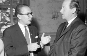 Freiburg: Hotel Viktoria; Kai-Uwe von Hassel (Ministerpräsident Schleswig-Holstein) und Innenminister Dr. Filbinger