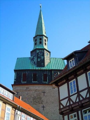Osterode - Fachwerkhäuser und Marktkirche : Der Turm der Marktkirche von Osterode wird flankiert von Fachwerkhäusern. Aufgenommen im Harz am 23. Oktober 2011
