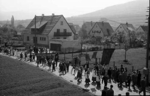Freiburg; St. Georgen: St. Georgsritt; Prozession über das Feld