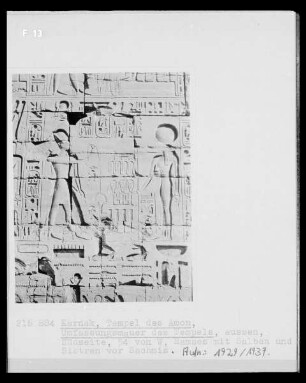 Ramses 2. mit Salben und Sistren vor Sachmet