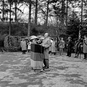 Deutscher Gewerkschaftsbund (DGB): Bad Oldesloe: Naturtheater: Veranstaltung zum 1. Mai (Tag der Arbeit): Kreisvorsitzender Hermann Bössow spricht