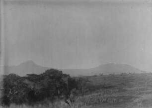 Kibo und Mawenzi : Das Kilimandscharo-Massiv mit den Gipfeln Mawenzi (links) und Kibo (rechts). Im Vordergrund die Landschaft des Kilimandscharogebietes