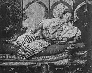 Frauenportrait : Portrait einer liegenden Frau