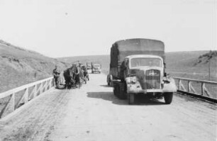 Zweiter Weltkrieg. Frontbilder. Sowjetunion. Konvoi der deutschen Wehrmacht. Ansicht mit Pferdefuhrwerk und Lastkraftwagen