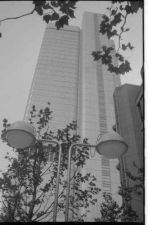 Frankfurt: Hochhaus Dresdner Bank, von unten