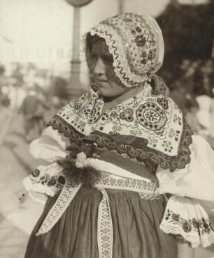 Eine jungs Frau in böhmischer Volkstracht aus der Gegend um Reichenberg (Liberec)