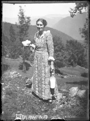 Frau mit Milchflasche
