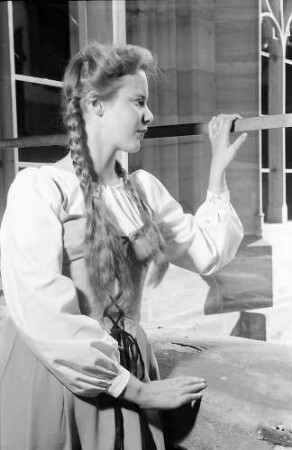 Basel, Schweiz: Komödie Basel; Immy Schell als "Gretchen" im Klosterhof des Münsters