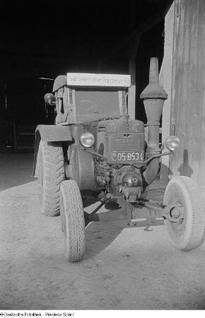 Traktor mit Propaganda-Schild