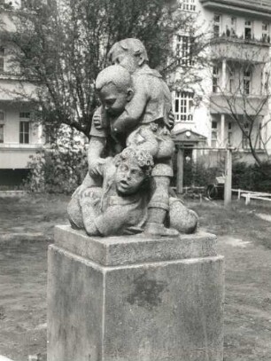 Raufende Jungen : Raufende Jungen. Beton um 1910). Dresden-Pieschen, Rückertstraße