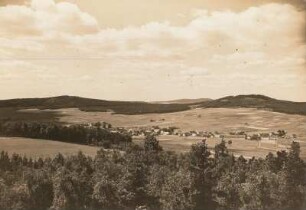 Lückersdorf-Gelenau : Blick über Lückersdorf gegen Waldberg, Wüsteberg und Keulenberg
