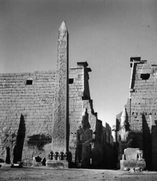 Luxor. Tempel von Luxor. Pylon Ramses II. (1291ante/1185ante). Mittlerer Abschnitt der Hauptfront